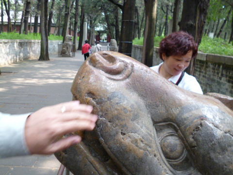 孔子墓の犬の彫像