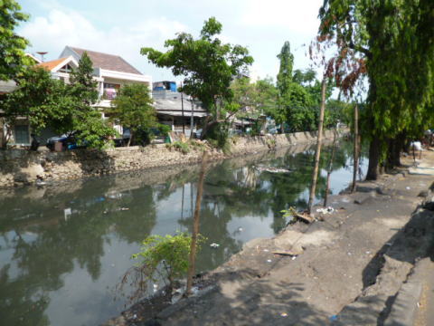 ジャカルタのドブ川