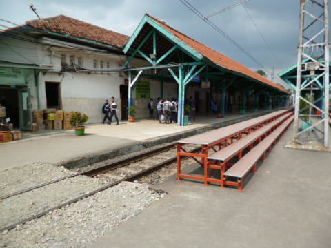 インドネシア国鉄のホーム