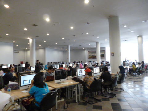 インドネシア大学のコンピュータルーム