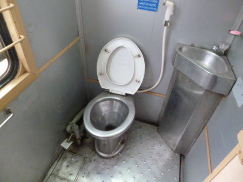 ベトナム南北統一鉄道SE2の洋式トイレ