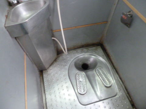 ベトナム南北統一鉄道SE2の和式トイレ