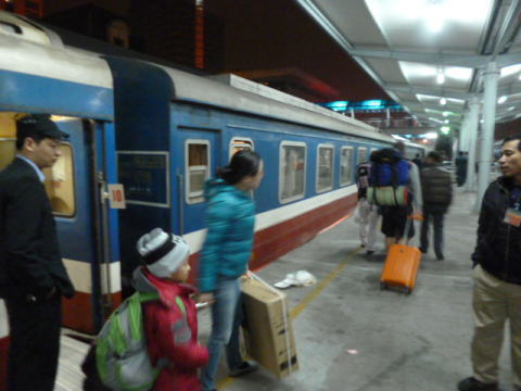 ハノイ駅に到着したSE2列車