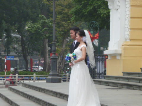 ハノイのオペラハウス前での結婚記念撮影