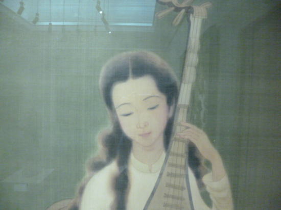 琵琶を奏でる女性