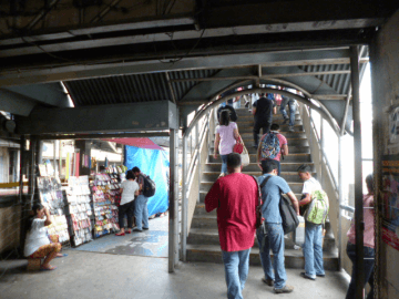 EDSA駅の階段