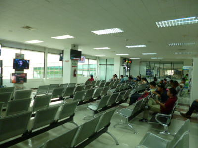 バコドロシライ空港の出発待合室