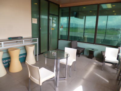 バコドロシライ空港の喫煙室
